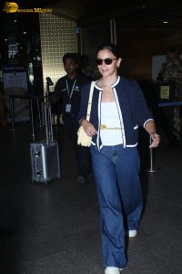 bollywood actress alia bhatt spotted in denim jeans at airport