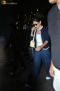 bollywood actress alia bhatt spotted in denim jeans at airport