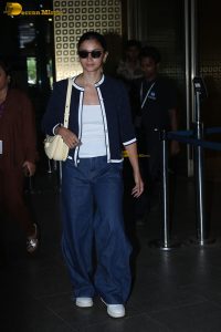 bollywood actress alia bhatt spotted in denim jeans at airport