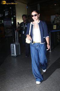 bollywood actress alia bhatt spotted in denim jeans at airport