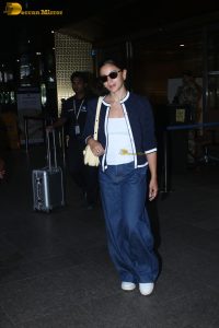 bollywood actress alia bhatt spotted in denim jeans at airport