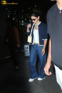 bollywood actress alia bhatt spotted in denim jeans at airport