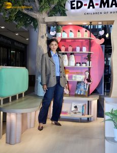 actress alia bhatt in denim jeans and jacket