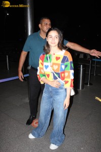 alia bhatt in a colorful sweater at airport