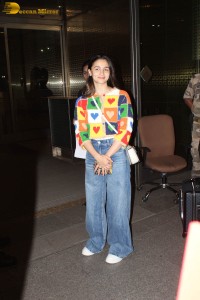 alia bhatt in a colorful sweater at airport