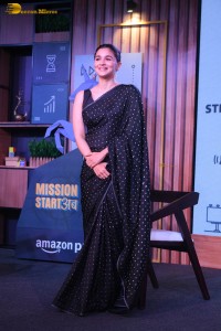 actress alia bhatt cute looks in a black saree