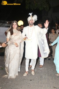 Newlyweds Ranbir and Alia greet the Fans