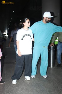 Celebrity couple Ranbir Kapoor and Alia Bhatt oblige fans for photographs at the Mumbai Airport