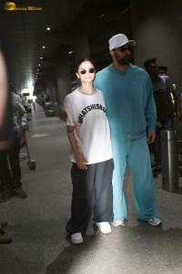 Celebrity couple Ranbir Kapoor and Alia Bhatt oblige fans for photographs at the Mumbai Airport