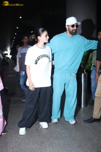Celebrity couple Ranbir Kapoor and Alia Bhatt oblige fans for photographs at the Mumbai Airport