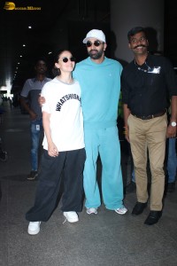 Celebrity couple Ranbir Kapoor and Alia Bhatt oblige fans for photographs at the Mumbai Airport