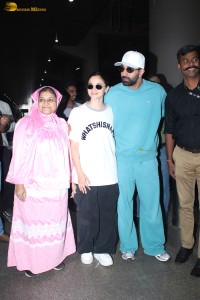 Celebrity couple Ranbir Kapoor and Alia Bhatt oblige fans for photographs at the Mumbai Airport