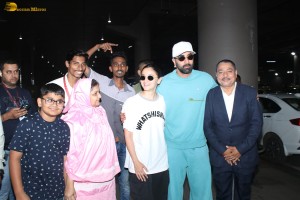 Celebrity couple Ranbir Kapoor and Alia Bhatt oblige fans for photographs at the Mumbai Airport