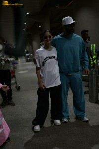 Celebrity couple Ranbir Kapoor and Alia Bhatt oblige fans for photographs at the Mumbai Airport