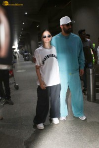 Celebrity couple Ranbir Kapoor and Alia Bhatt oblige fans for photographs at the Mumbai Airport