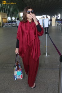 popular singer alka yagnik spotted at mumbai airport on dec 25, 2022
