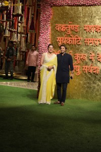 Ganapati Puja at Ambani Residence attended by Salman Khan, Aamir Khan, Pooja Hegde, Kareena Kapoor, Kajal Aggarwal, Sachin Tendulkar, Shraddha Kapoor, Ananya Panday, and others