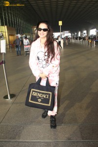 actress Ameesha Patel cute pics at airport