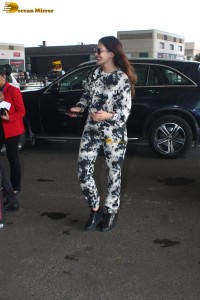 actress Amyra Dastur spotted at mumbai airport