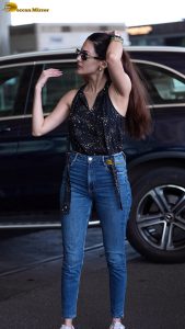 actress amyra dastur pretty in a black top and blue denim jeans