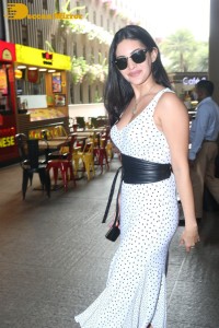 Amyra Dastur sports a glamorous look