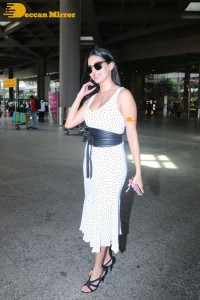 Amyra Dastur sports a glamorous look