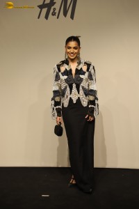 H & M and Anamika Khanna’s collaboration event attended by Samantha Ruth Prabhu, Rasha Thadani, Khushi Kapoor, Mira Rajput, and others