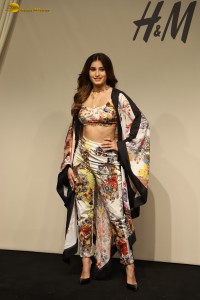 H & M and Anamika Khanna’s collaboration event attended by Samantha Ruth Prabhu, Rasha Thadani, Khushi Kapoor, Mira Rajput, and others