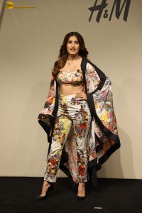H & M and Anamika Khanna’s collaboration event attended by Samantha Ruth Prabhu, Rasha Thadani, Khushi Kapoor, Mira Rajput, and others