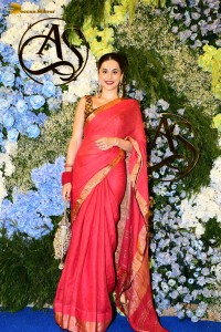 Anand Pandit’s daughter Aishwarya’s Wedding Reception attended by Shah Rukh Khan, Mouni Roy, Abhishek Bachchan, Shriya Saran, Taapsee Pannu, and others