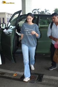 actress Ananya Panday chic look in a blue t-shirt and denim jeans