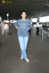 actress Ananya Panday chic look in a blue t-shirt and denim jeans