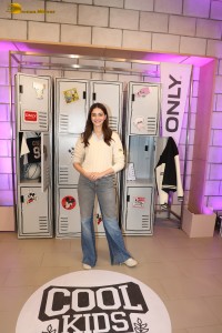 bollywood actress Ananya Panday dressed in denim jeans