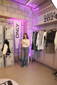 bollywood actress Ananya Panday dressed in denim jeans