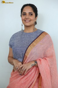 actress Anasuya Bharadwaj hot looks showing navel in a saree