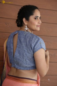 actress Anasuya Bharadwaj hot looks showing navel in a saree
