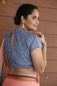 actress Anasuya Bharadwaj hot looks showing navel in a saree