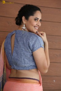 actress Anasuya Bharadwaj hot looks showing navel in a saree