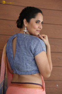 actress Anasuya Bharadwaj hot looks showing navel in a saree