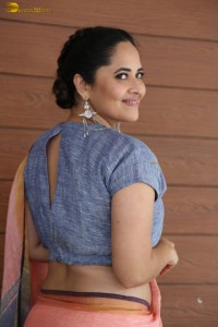 actress Anasuya Bharadwaj hot looks showing navel in a saree