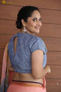 actress Anasuya Bharadwaj hot looks showing navel in a saree