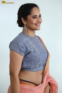 actress Anasuya Bharadwaj hot looks showing navel in a saree