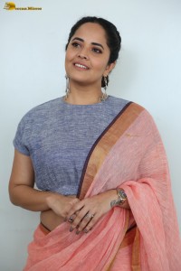 actress Anasuya Bharadwaj hot looks showing navel in a saree