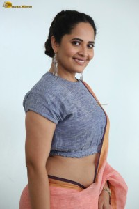 actress Anasuya Bharadwaj hot looks showing navel in a saree
