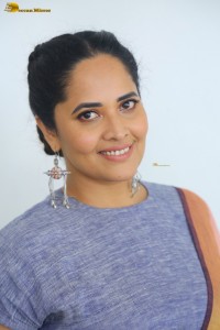 actress Anasuya Bharadwaj hot looks showing navel in a saree