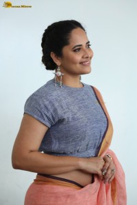 actress Anasuya Bharadwaj hot looks showing navel in a saree