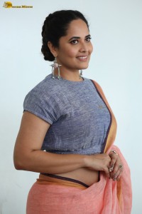 actress Anasuya Bharadwaj hot looks showing navel in a saree