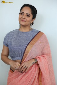 actress Anasuya Bharadwaj hot looks showing navel in a saree