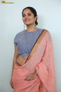 actress Anasuya Bharadwaj hot looks showing navel in a saree