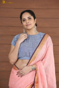 actress Anasuya Bharadwaj hot looks showing navel in a saree